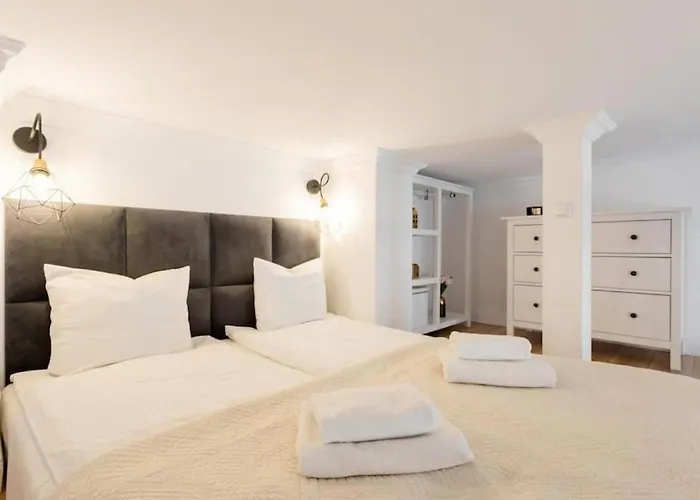 Urban Chic - Stylish Luxury, Zlota Street Apartment Warsaw